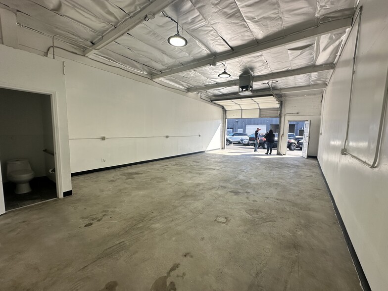 14723-14825 Oxnard St, Van Nuys, CA for lease - Building Photo - Image 3 of 9