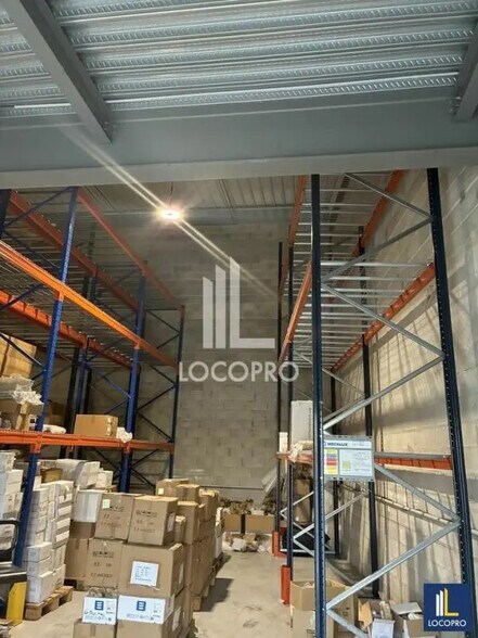Flex in Roquebrune-sur-Argens for lease - Interior Photo - Image 3 of 8