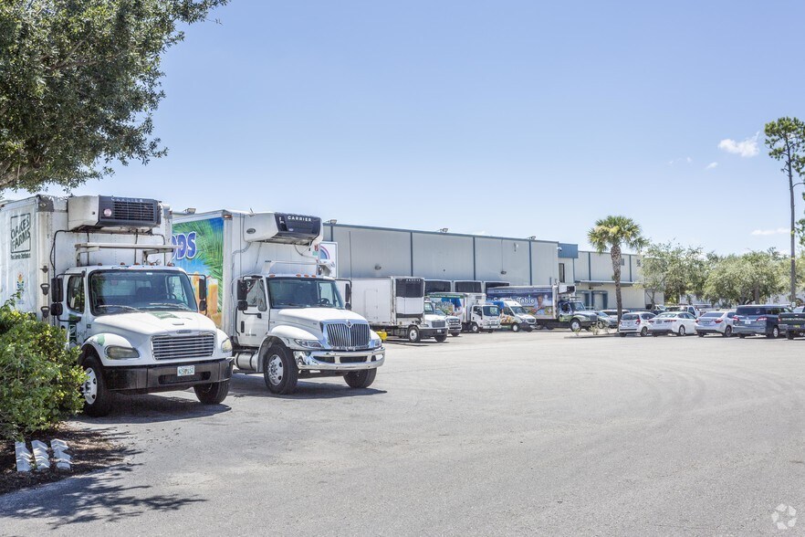 4206 Mercantile Ave, Naples, FL à louer - Photo du bâtiment - Image 3 de 12