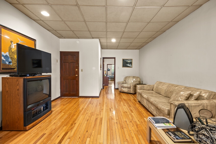 7031 67th Pl, Glendale, NY à vendre - Photo du bâtiment - Image 2 de 14
