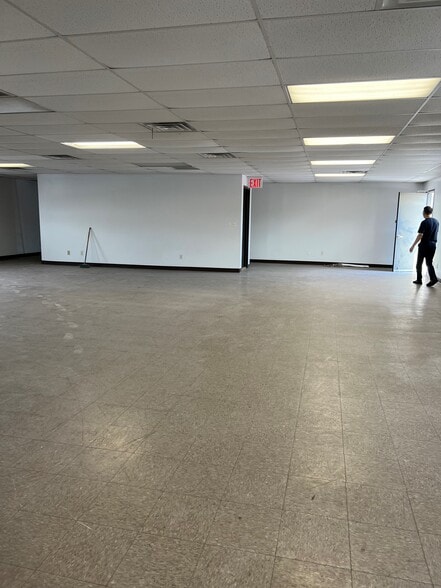 434 Johnson Ave, Brooklyn, NY for lease - Building Photo - Image 3 of 9