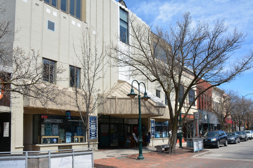 121 E Front St, Traverse City, MI à vendre - Photo du bâtiment - Image 2 de 30