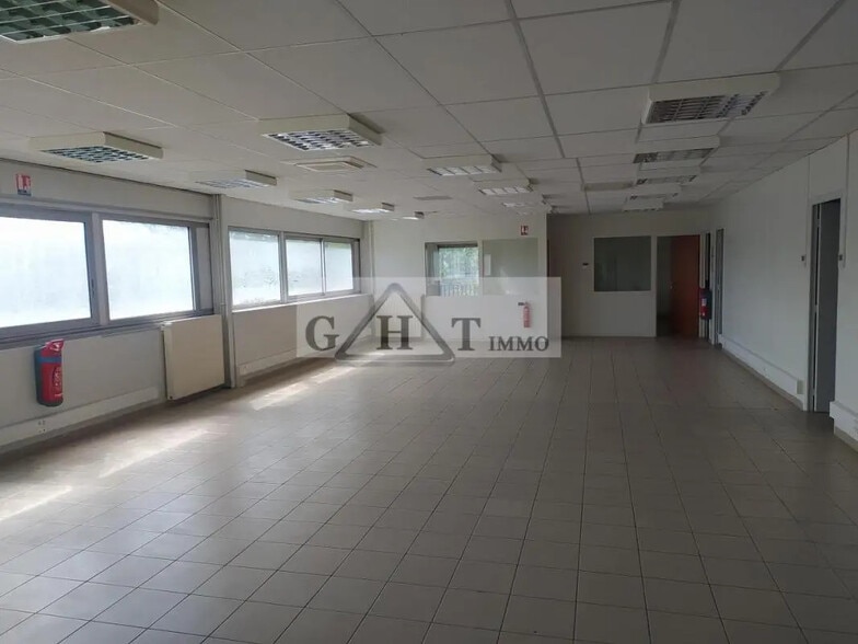 Office in Torcy for lease - Interior Photo - Image 3 of 9