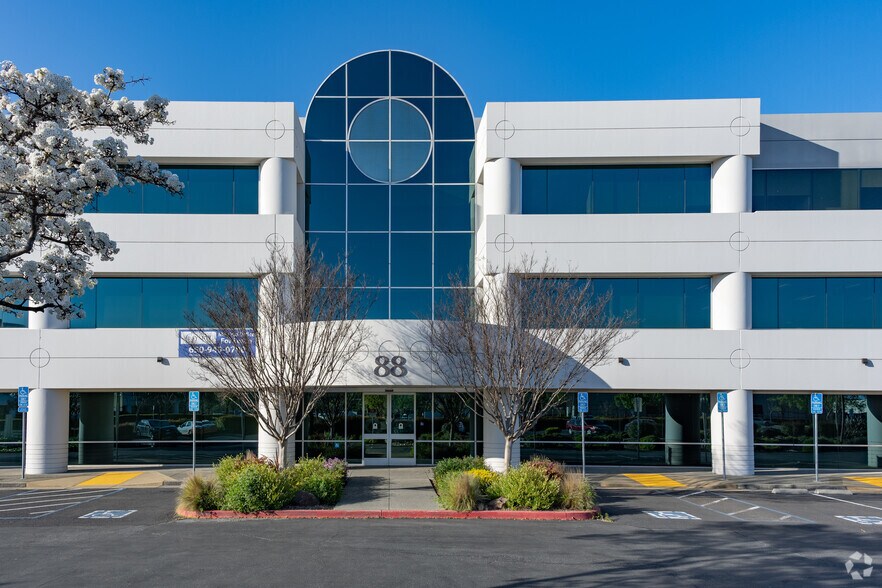 88 Rowland Way, Novato, CA à louer - Photo du bâtiment - Image 2 de 10