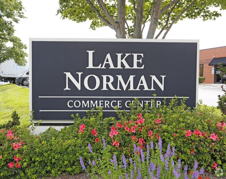 20464 Chartwell Center Dr, Cornelius, NC à louer - Photo du bâtiment - Image 2 de 5