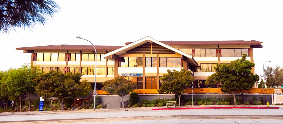 2700 E Foothill Blvd, Pasadena, CA à louer - Photo du bâtiment - Image 2 de 12