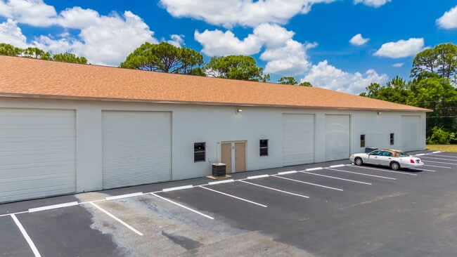 Plus de détails pour 1013 SE Holbrook Ct, Port Saint Lucie, FL - Industriel à vendre
