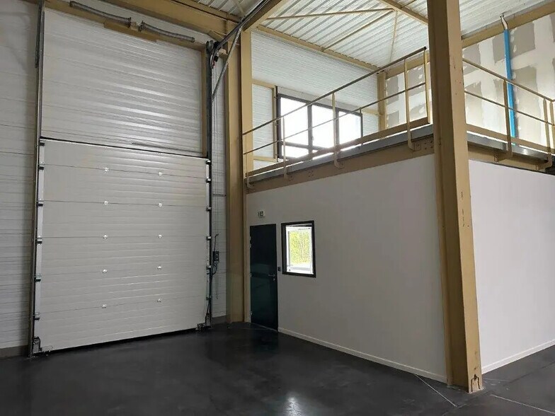 Flex in Bourgoin-Jallieu for lease - Interior Photo - Image 2 of 7
