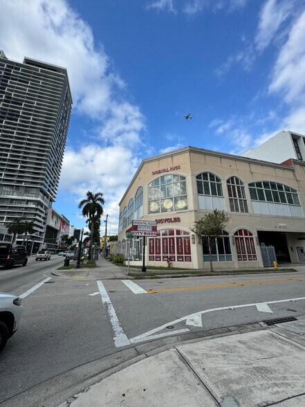 2801 Biscayne Blvd, Miami, FL à louer - Photo du bâtiment - Image 3 de 32