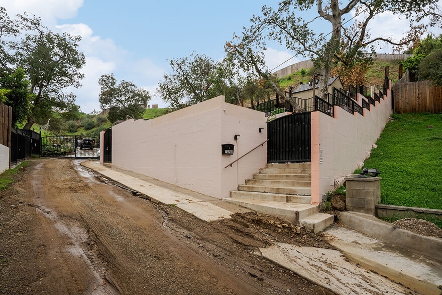 10200 Willow Springs Lane, Sunland, CA à vendre - Photo du bâtiment - Image 2 de 74