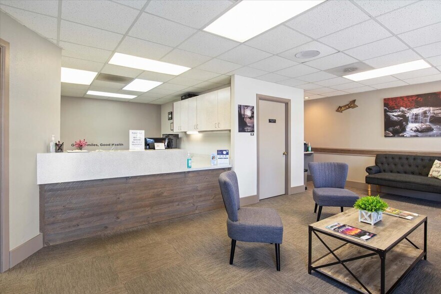 19230 SE McLoughlin Blvd, Gladstone, OR à vendre - Photo du bâtiment - Image 2 de 32