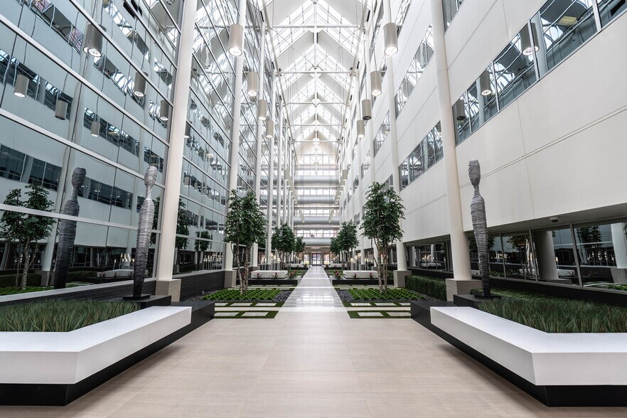 200 Galleria Officentre, Southfield, MI à vendre - Photo du bâtiment - Image 2 de 10