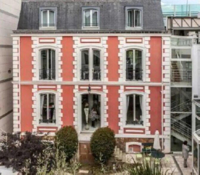 24-25 Quai Du President Carnot, Saint-Cloud for lease - Building Photo - Image 3 of 4