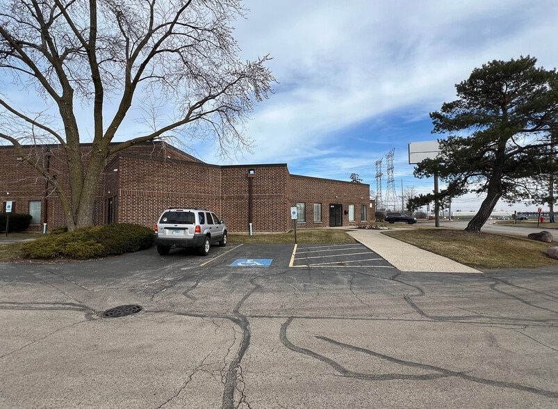1340-1400 E Higgins Rd, Elk Grove Village, IL for lease - Building Photo - Image 3 of 7