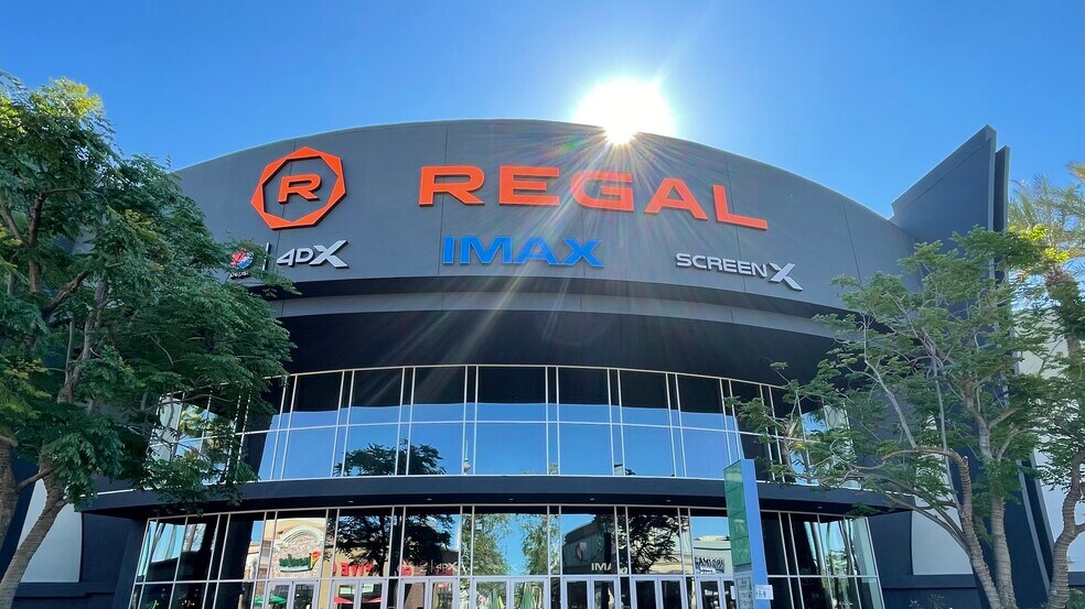 7418 N Blackstone Ave, Fresno, CA à louer - Photo du bâtiment - Image 2 de 5