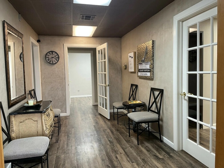 5845 NW 72nd Pl, Oklahoma City, OK for sale - Interior Photo - Image 2 of 9