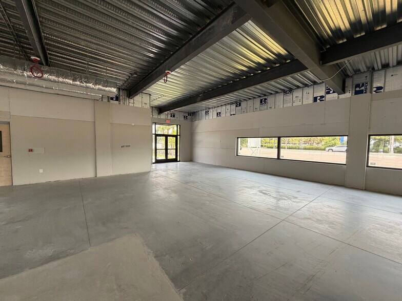 13811 Metropolis Ave, Fort Myers, FL à louer - Photo du bâtiment - Image 3 de 13