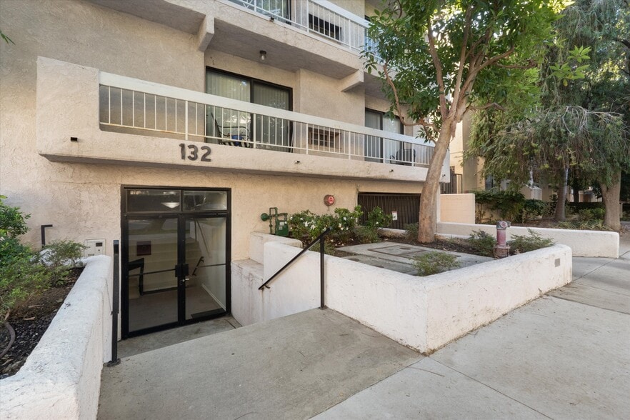 132 S Clark Dr, Los Angeles, CA for sale - Building Photo - Image 2 of 22