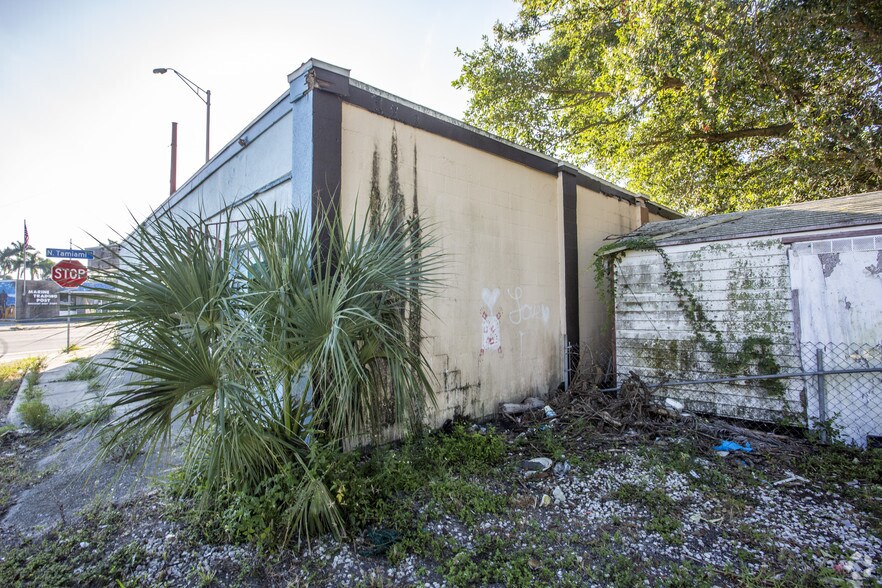 1181 N Tamiami Trl, North Fort Myers, FL à vendre - Photo du bâtiment - Image 2 de 2