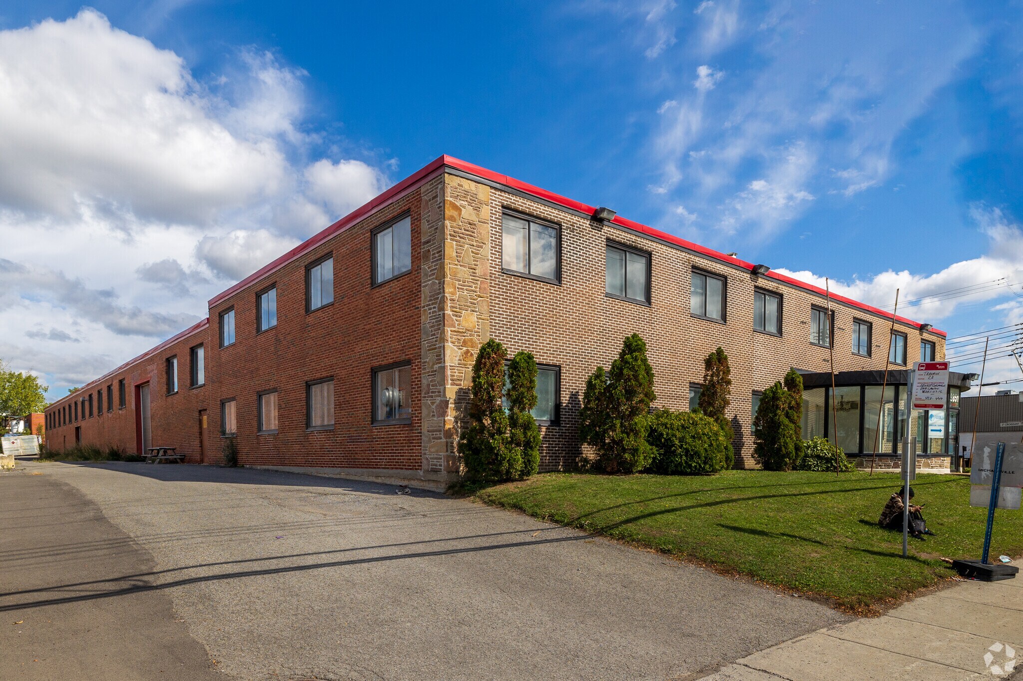 9851 Boul Ray-Lawson, Montréal, QC for sale Primary Photo- Image 1 of 1