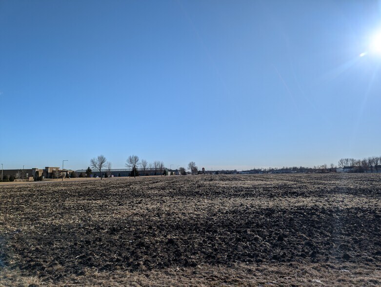 1750 Premier Dr, Mankato, MN for sale - Building Photo - Image 2 of 8