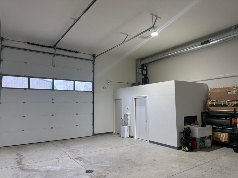 649 S Park St, Port Washington, WI for sale - Interior Photo - Image 2 of 9