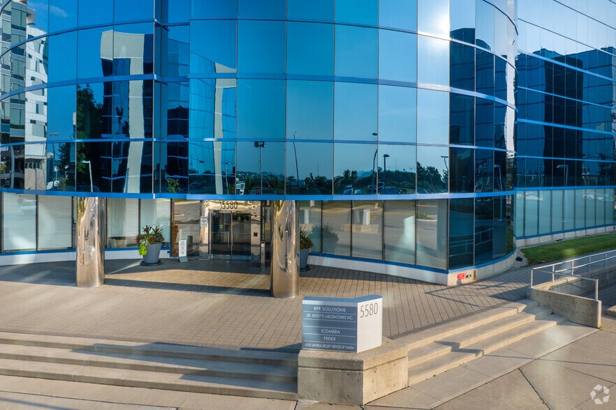 5580 Explorer Dr, Mississauga, ON à louer - Photo du bâtiment - Image 3 de 5
