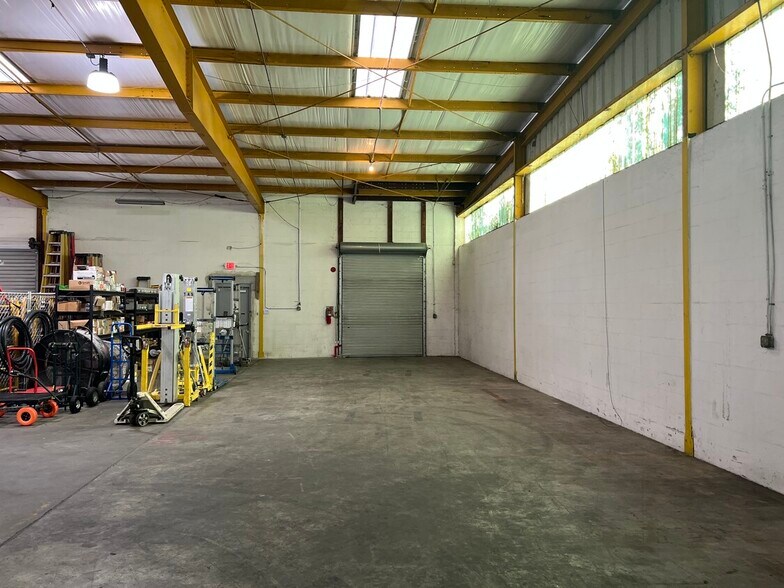 6625 Anderson Rd, Tampa, FL à louer - Photo du bâtiment - Image 2 de 6