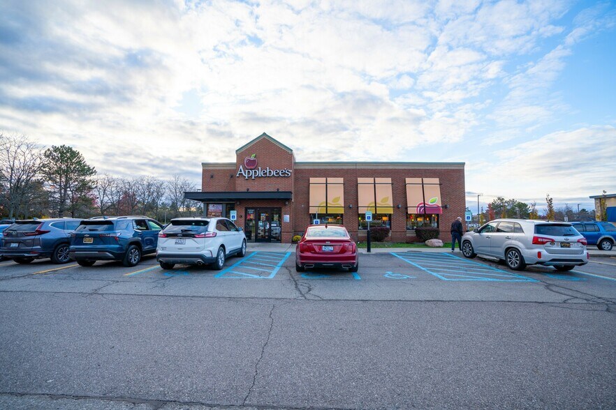 455 Haggerty Rd, Walled Lake, MI à vendre - Photo du bâtiment - Image 2 de 6