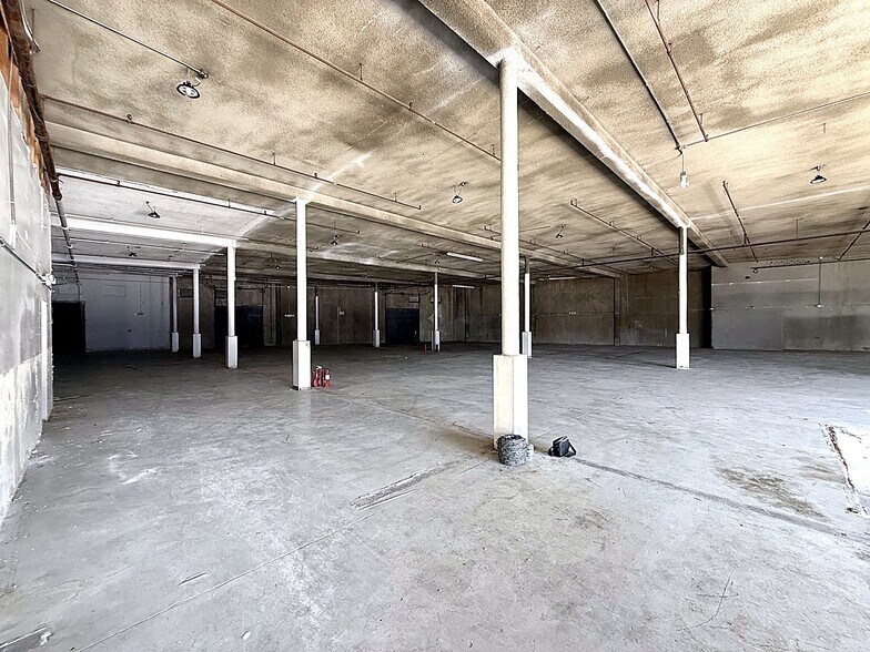 2463 E 8th St, Los Angeles, CA à louer - Photo du bâtiment - Image 3 de 9