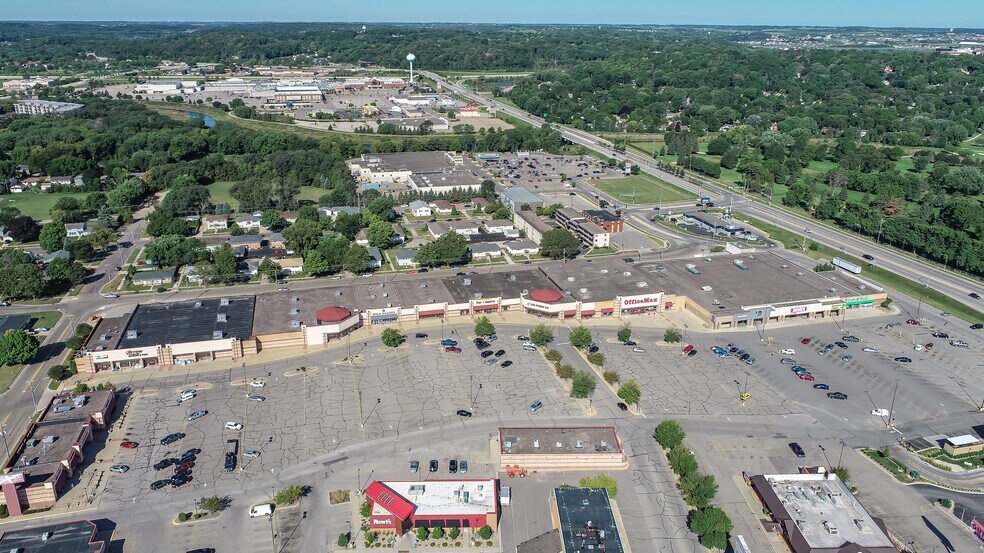 1201 S Broadway, Rochester, MN à louer - Photo du bâtiment - Image 3 de 15