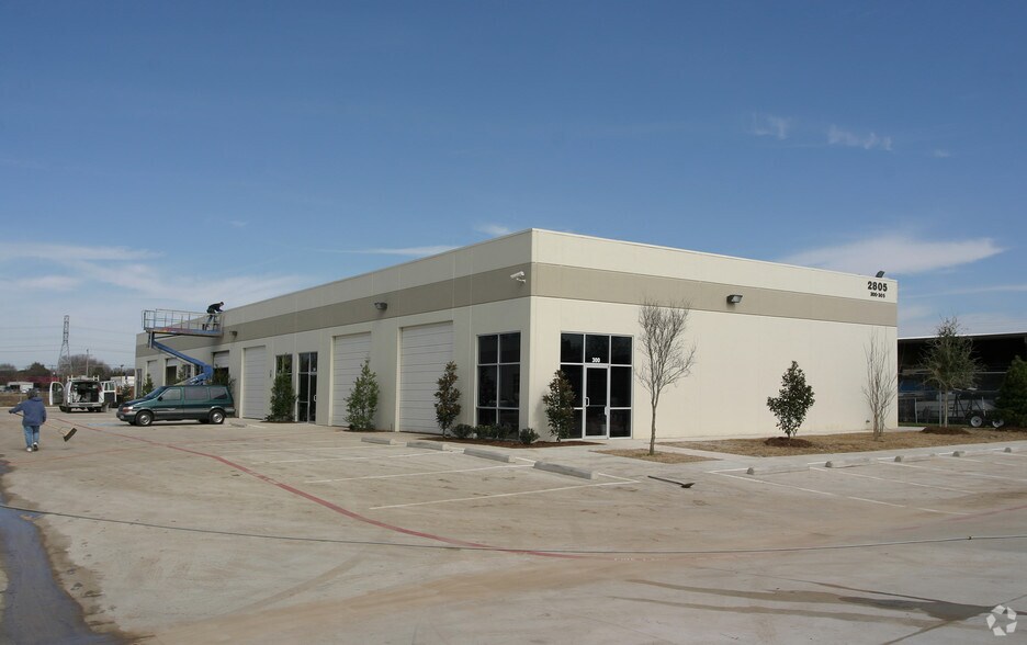 2805 W Arkansas Ln, Arlington, TX à louer - Photo du bâtiment - Image 3 de 4