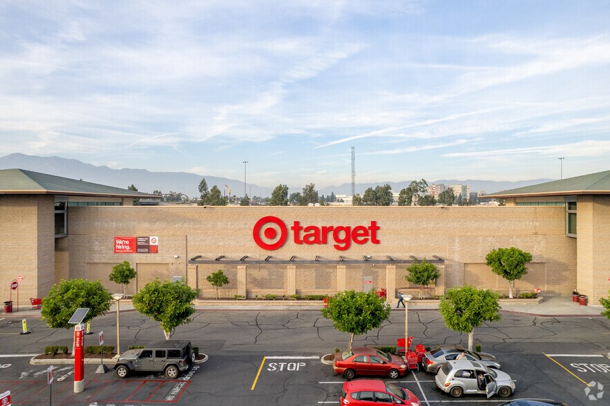 16920-17296 Slover Ave, Fontana, CA à louer - Photo du bâtiment - Image 3 de 12