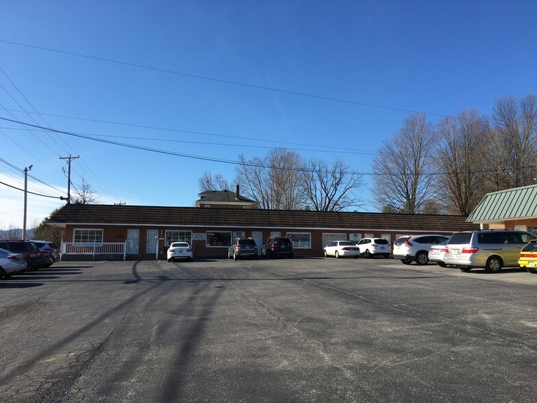 3100-3120 Peters Creek Rd, Roanoke, VA for lease - Building Photo - Image 2 of 8