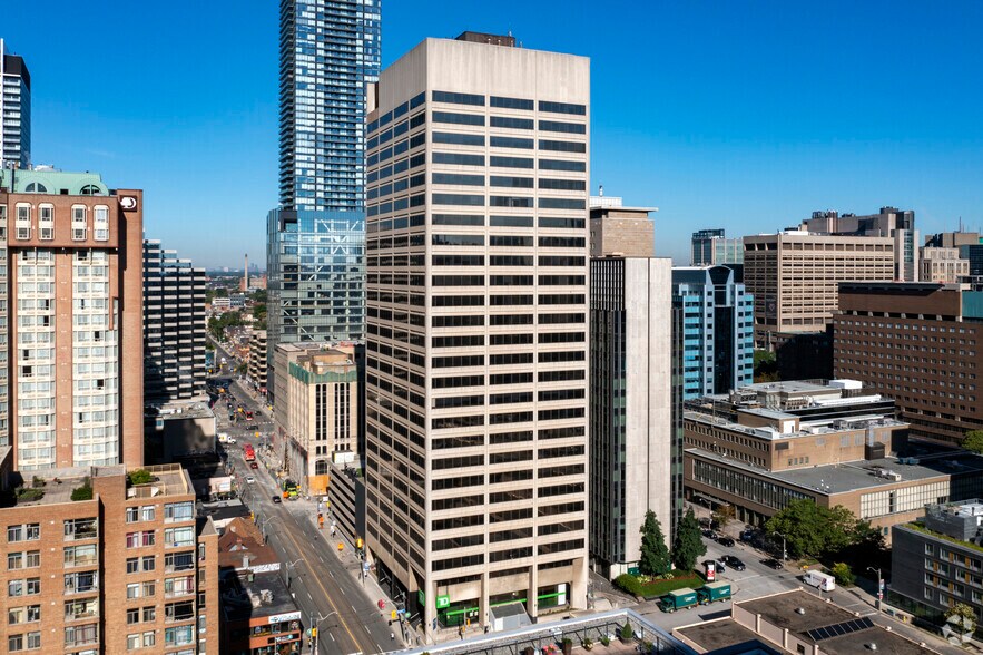 180 Dundas St W, Toronto, ON à louer - Photo du bâtiment - Image 1 de 40