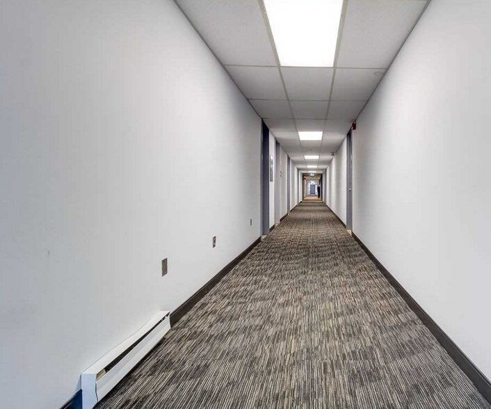 6150 Valley Way, Niagara Falls, ON à louer - Photo du bâtiment - Image 3 de 4