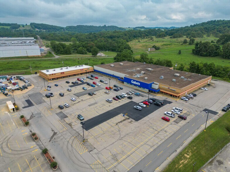 158 Finley Rd, Belle Vernon, PA à louer - Photo du bâtiment - Image 2 de 4