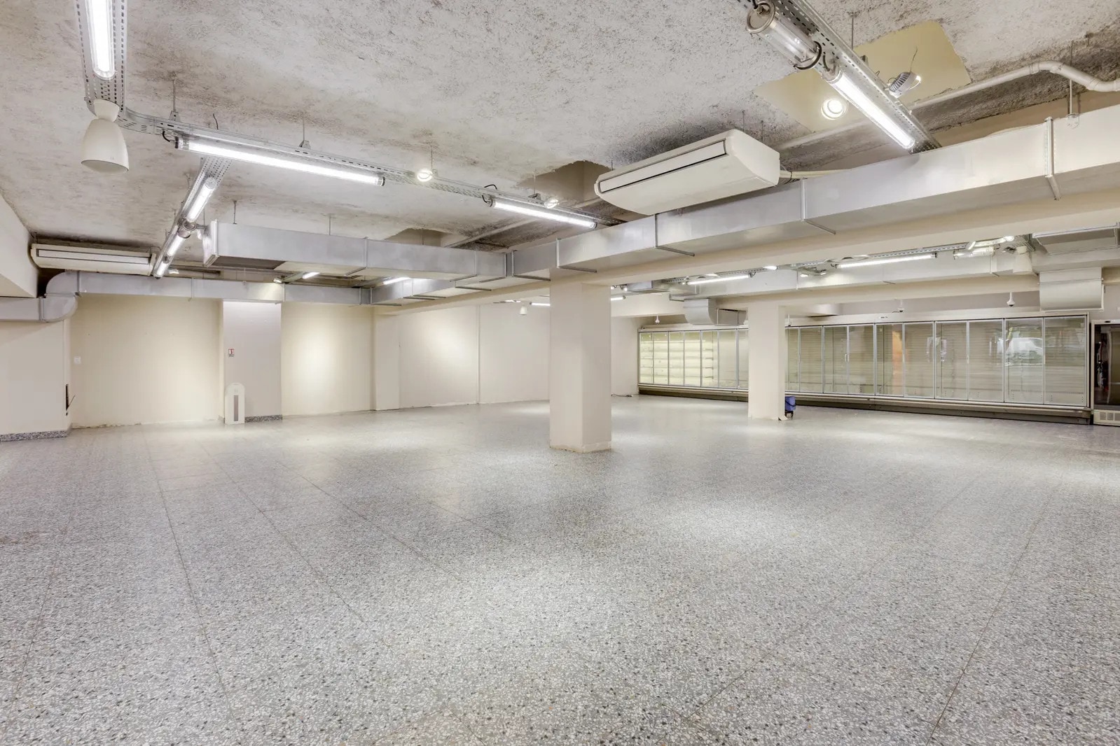 Retail in Paris for sale Interior Photo- Image 1 of 8