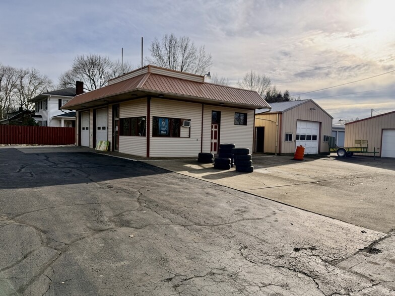 1414 E High Ave, New Philadelphia, OH à vendre - Photo du bâtiment - Image 1 de 14