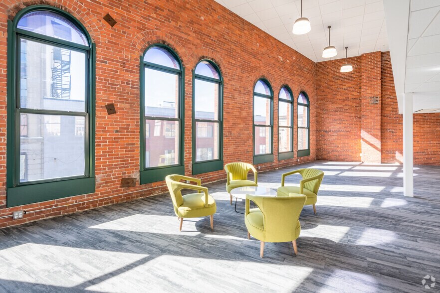 21 Pleasant St, Malden, MA à louer - Photo intérieure - Image 2 de 19