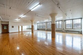 221 Pine St, Florence, MA à louer Photo intérieure- Image 2 de 8