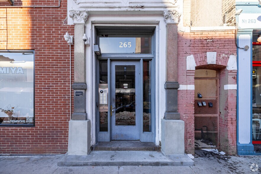 180 8th Ave, New York, NY for lease - Building Photo - Image 2 of 4