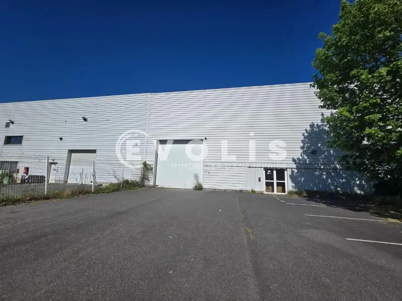 Flex in Morangis for lease Building Photo- Image 1 of 16