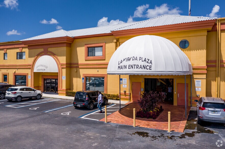 3501 W Vine St, Kissimmee, FL à louer - Photo du bâtiment - Image 2 de 9