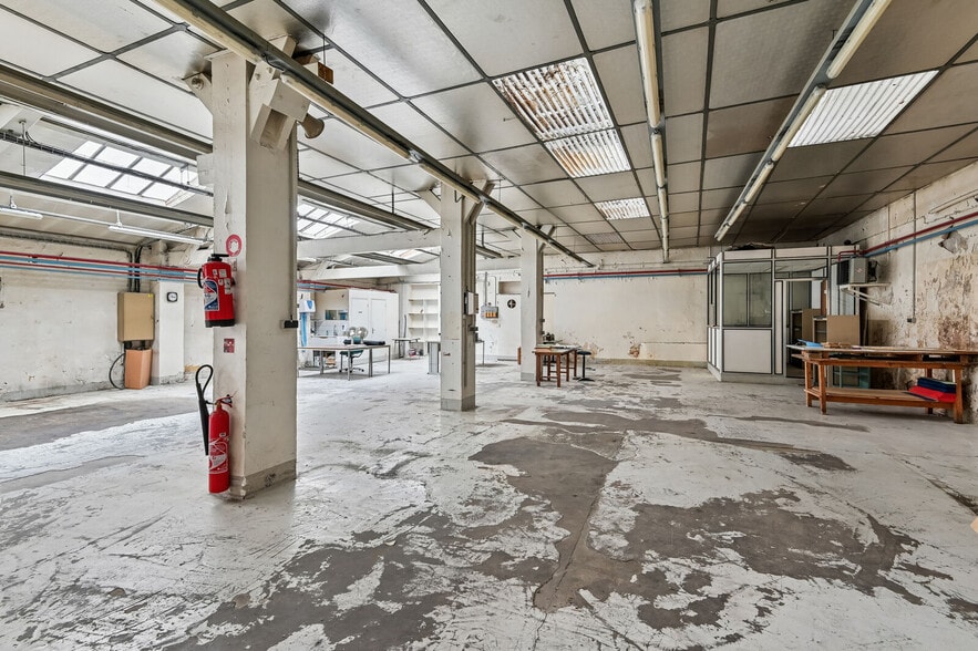 Retail in Paris for lease - Building Photo - Image 2 of 12