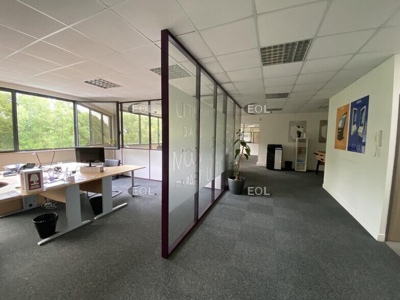 Industrial in Lieusaint for lease - Building Photo - Image 3 of 5
