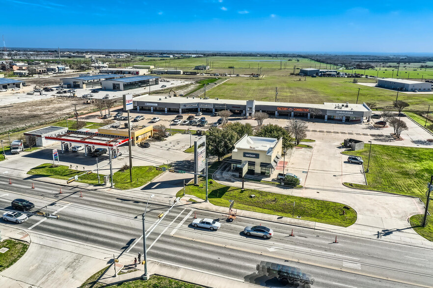 1710 S Colorado St, Lockhart, TX for lease - Building Photo - Image 1 of 9