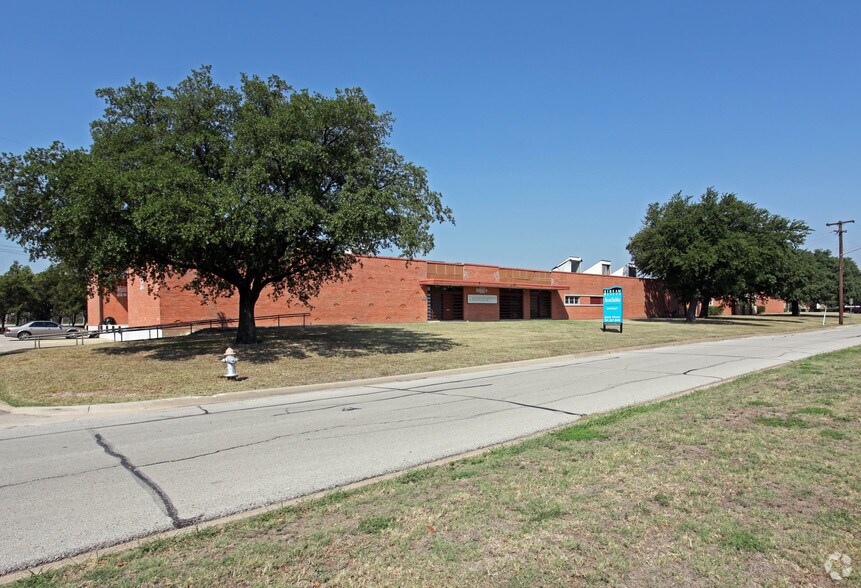 8107 Chancellor Row, Dallas, TX à louer - Photo du bâtiment - Image 1 de 25