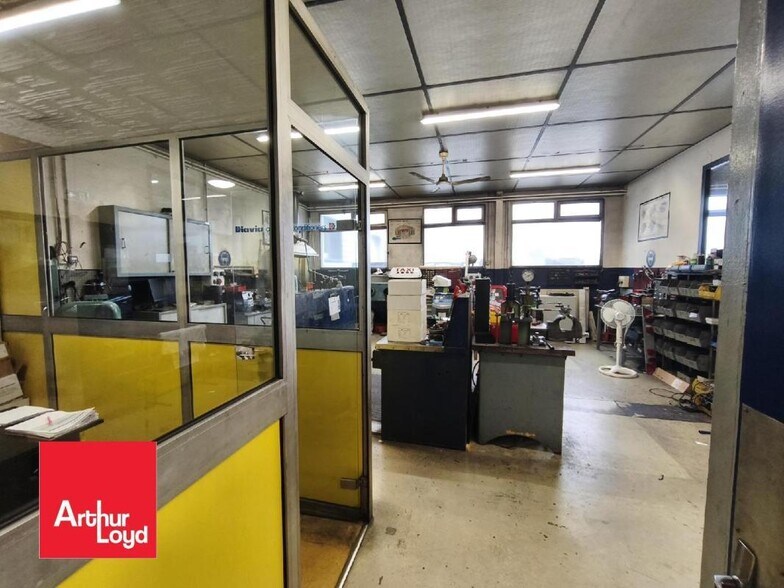 Flex in Lucé for lease - Interior Photo - Image 2 of 7