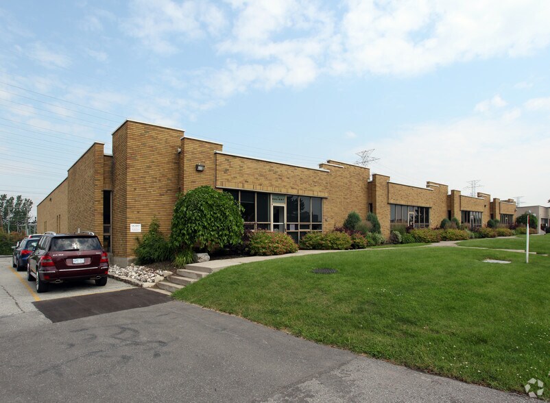 6-12 Banigan Dr, Toronto, ON à vendre - Photo principale - Image 1 de 1